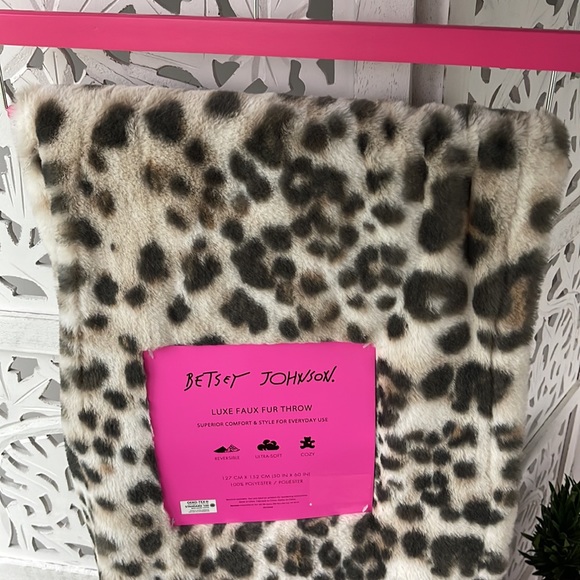 🆕💋BETSEY JOHNSON💋LUXE FAUX FUR THROW/BLANKET - Picture 6 of 9